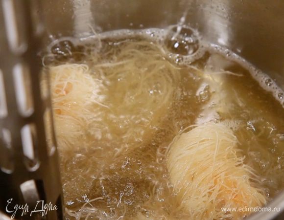 Нагреть масло для фритюра до температуры 170-180С. Обжарить рулетики до золотистого цвета. Перед подачей посыпать зелёным луком.

Подавать рулетики лучше сразу, тогда сыр останется мягким и нежным.