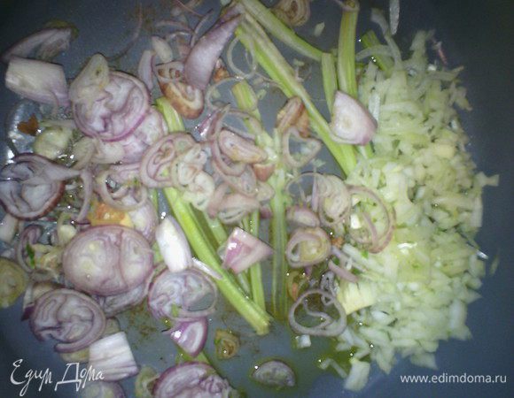 Сельдерей нарезать соломкой, выложить на дно кастрюли, мелко нарезать лук, чеснок 1 зубчик, 1 веточку кориандра. 