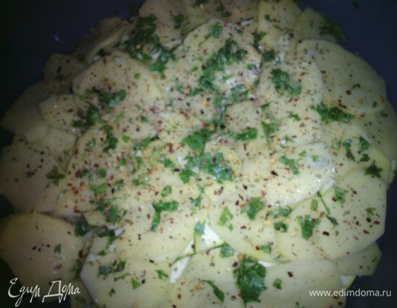 Также нарезать картофель, выложить на цукаты, мелко нарезать, чеснок и кориандр. По середине лопаткой сделать отверстие и положить форель.