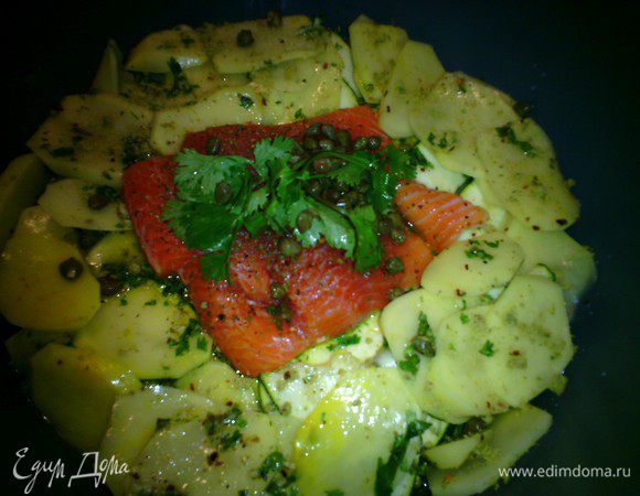 Посыпать специями, посолить, положить каперсы, добавить шафран и воду. Готовить на медленном огне 40 минут или до готовности овощей. 