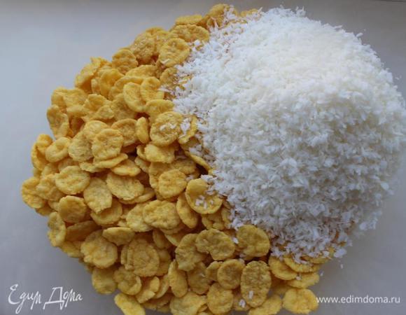 Ставим духовку на разогрев до 160 градусов.
Соединяем в миске хлопья и стружку кокоса. 
