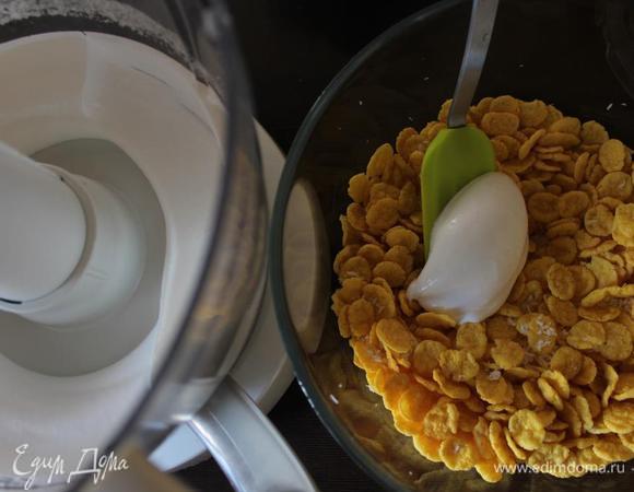 Взбиваем белки, постепенно добавляя сахар, смешанный с ванилином. 