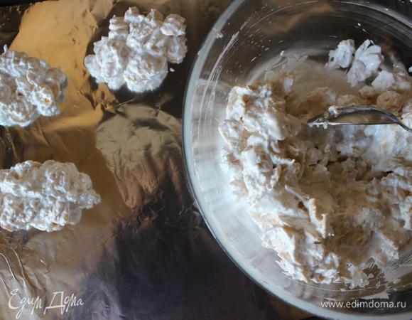 Перемешиваем обе смеси и ложкой выкладываем на застеленный пергаментом/фольгой противень. У меня получается 12 штук.
Ставим в духовку на 30 минут до приобретения бежевого оттенка и появления необыкновенного аромата! 