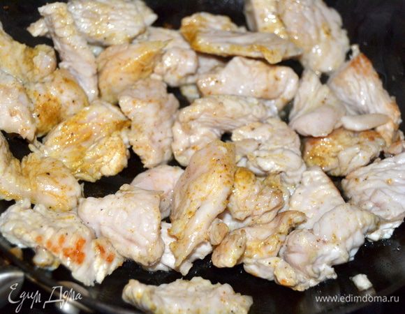 Филе индейки нарезать, посолить, поперчить и обжарить до готовности (если требуется, добавьте немного масла).