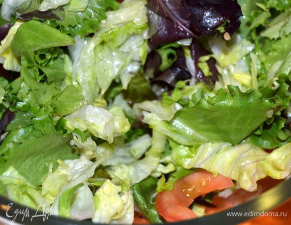 Помидоры нарезать тонкими дольками, смешать с салатным миксом, посолить, поперчить по вкусу.