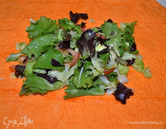 На лист лаваша выложить хорошую горсть салата. Лаваш у меня с томатно-сырным вкусом, вкуса особо не поняла, но цвет радостный.