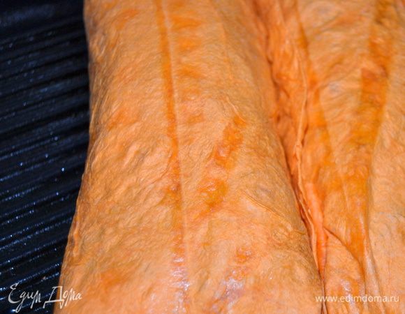 Скручиваем в рулет-конверт и убираем в корзинку для пикника, уже там разогреваем на решетке или, не дожидаясь пикника, разогреваем дома на сковороде-гриль.