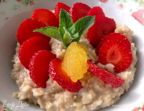 3 ст. л. овсяных хлопьев сварить до готовности, добавить клубнику, мед и мяту. Каша готова :-)