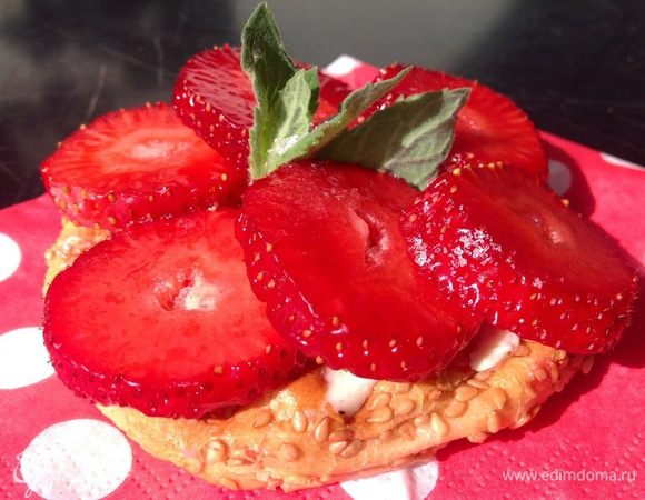 Вчерашнюю булочку разрезаем пополам и обжариваем в двустороннем гриле или на сковороде без масла. Сверху намазываем сливочным маслом, выкладываем клубнику и посыпаем сахаром, в центр свежую мяту, тост с клубникой готов :-)