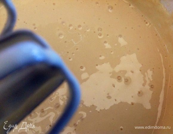 Смешиваем яйца, кефир, соль, сахар, соду, муку.
Тесто должно получиться как не слишком густая сметана.