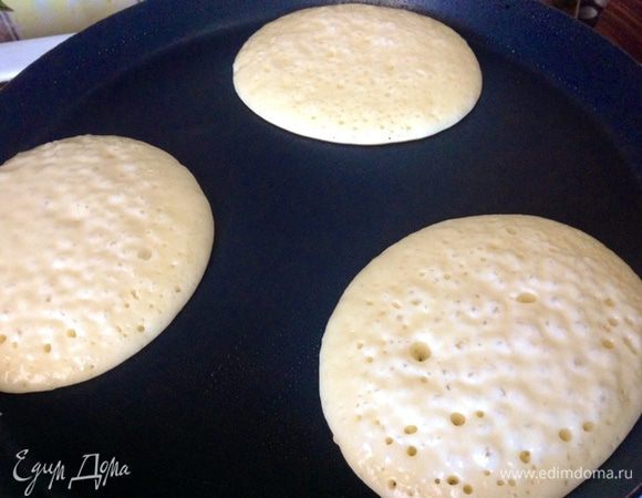 На смазанной маслом сковороде 1 раз в самом начале жарим оладьи. Когда появляются вот такие дырочки воздуха как на фото, значит пора переворачивать. 