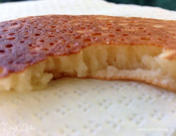 Специально сделала фото в разрезе одного оладушка, на фото видно какие дярчатые они выходят, хоть и тоненькие. Тесто воздушное и легкое.