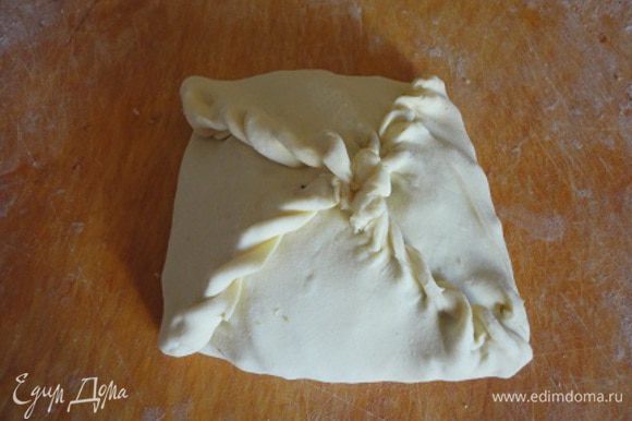 Защипать тесто вашим любимым способом. Пироги уложить на лист, смазать молоком (если готовили из самостоятельно приготовленного теста) и выпекать в духовке при 180 градусах до готовности теста, минут 20.