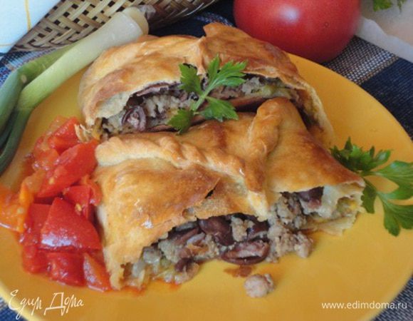 Особенно вкусно  с острым томатным соусом, лечо, ну и всем, что вам нравится.