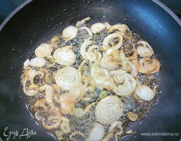 Лук сразу начнёт карамелизироваться. 