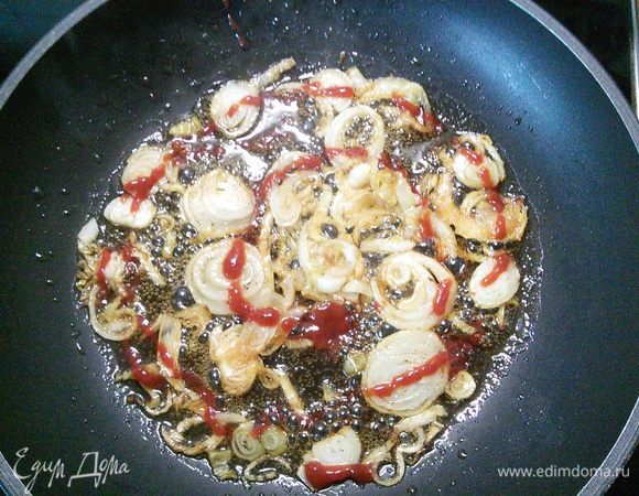 Добавляем перец чили, очищенный от семян и мелко порезанный (у меня чили - соус). Остроту регулируйте по своему вкусу. 