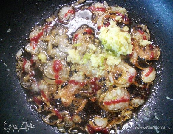 Добавляем натёртый на мелкой тёрке имбирь, цедру и сок лайма. Огонь средний, чтобы соус не подгорел.