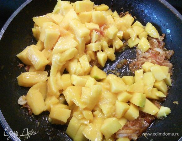 Мякоть спелого манго режем на кубики и добавляем в сковороду, вливаем белое вино, накрываем крышкой и тушим буквально минут 10 до готовности манго.