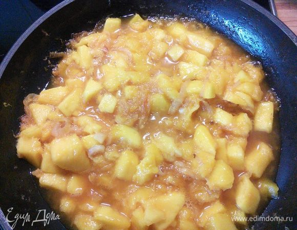 Манго становится мягким и его можно при помощи ложки немного размять, тогда чатни приобретает пюреобразную консистенцию, но некоторые кусочки рекомендую всё-таки оставить целыми. 