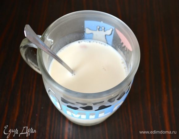 Разведите дрожжи в тёплом молоке. Не надо оставлять дрожжи для брожения - все делаем сразу!