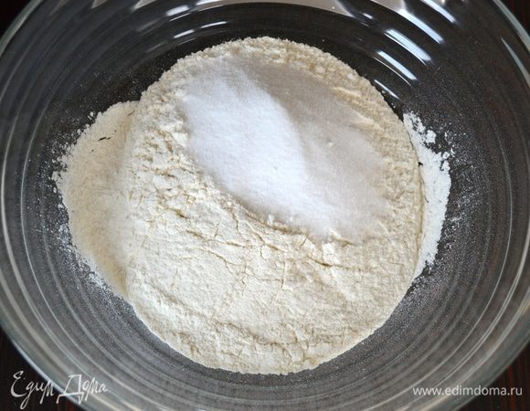 Просейте в миску муку, добавьте сахар и перемешайте.