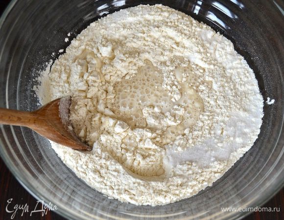 Добавить молоко с дрожжами.