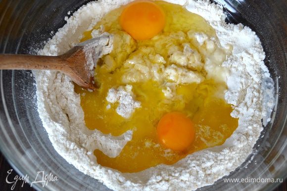 Следом добавьте растопленное сливочное масло и яйца.