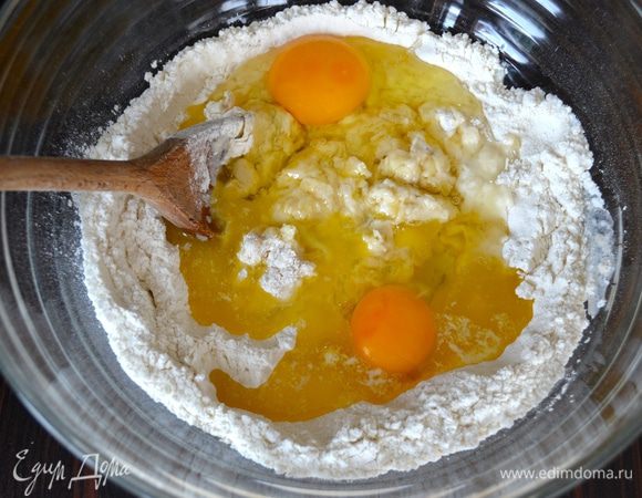 Следом добавьте растопленное сливочное масло и яйца.