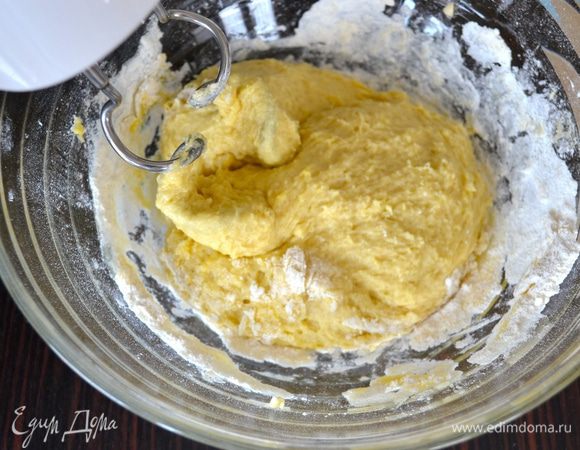 Замесите тесто с помощью электромиксера или ложкой. Вымешивать необходимо до состояния гладкости 5-7 минут.
