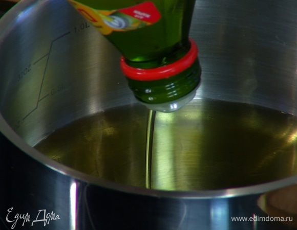 Оливковое масло влить в маленькую кастрюлю и разогреть.