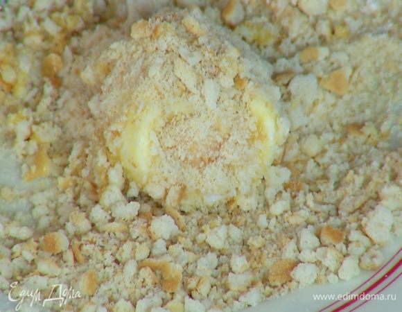 Отваренное всмятку яйцо посыпать со всех сторон мукой, окунуть в сырое яйцо, затем обвалять со всех сторон в сухарной крошке.