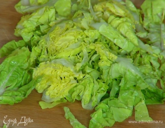 Салат нарезать небольшими полосками.
