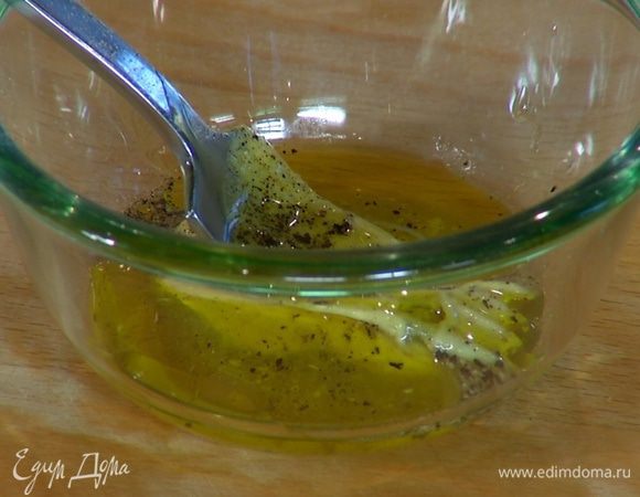 Приготовить заправку: горчицу соединить с уксусом, оливковым маслом, посолить, поперчить и перемешать.