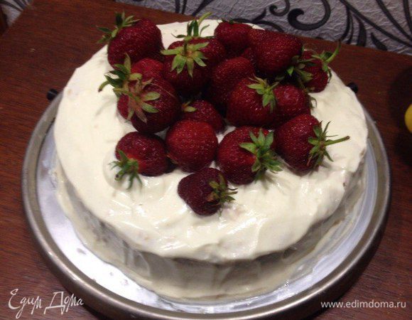 Бисквит разрезать на 3 части.
Взбить крем.
Промазать торт кремом, во внутрь тортика можно положить разрезные ягоды.
Сверху украсить торт клубникой. 