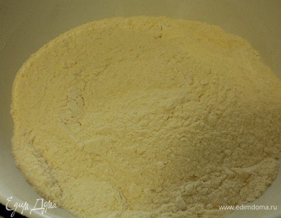 Смешать кукурузную и пшеничную муку с разрыхлителем, просеять.