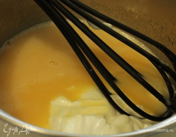 Яйца слегка взбить с солью с помощью венчика, добавить растительное масло, снова взбить венчиком, добавить йогурт, перемешать.
