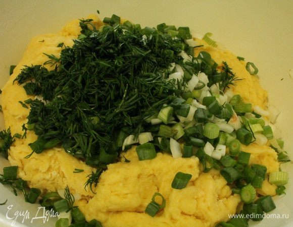Соединить мучную и яичную смесь, получается довольно густое тесто. Добавить зелень, перемешать ложкой.