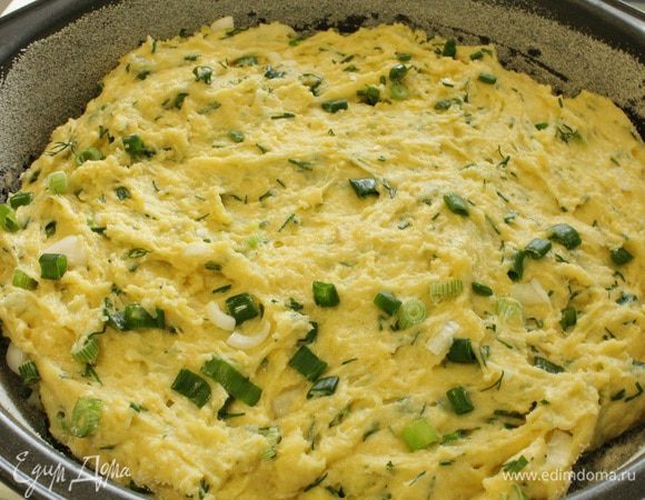 Равномерно распределить тесто. Выпекать при 180 градусах 40 минут. Готовность проверить деревянной шпажкой. Приятного вам аппетита!