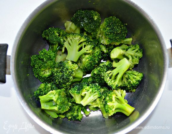 Брокколи разморозить.  Крупные соцветия разрезать, "ножки" так же разрезать пополам. Отварить брокколи в подсоленной воде до полуготовности (около 3 мин после закипания). Воду слить, капусту остудить.