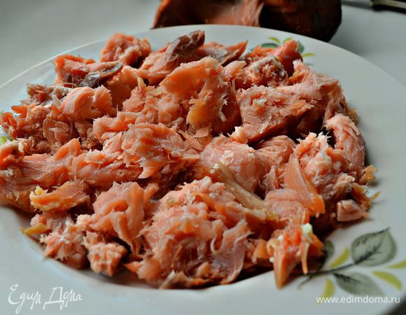 Рыбу разобрать на кусочки, вынуть косточки. 