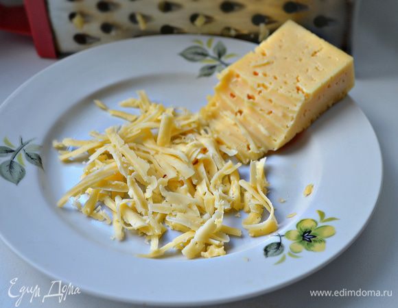 Сыр натереть на крупной тёрке.