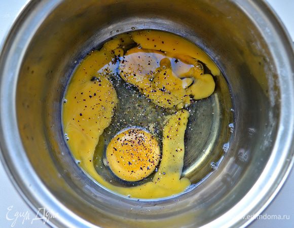 Взбить 3 яйца.