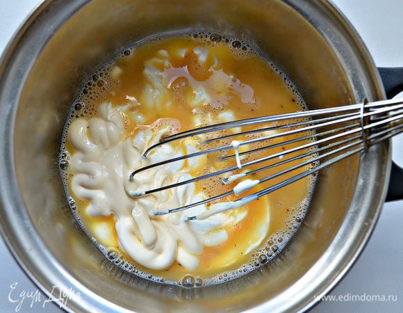 Добавить сметану, майонез, сыр и всё как следует перемешать. Приправить перцем и солью (не пересолите, т к в смесь входит и сыр, и майонез). 