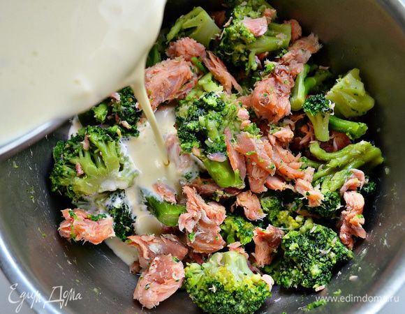 В миске аккуратно перемешать брокколи, горбушу и яичную смесь.