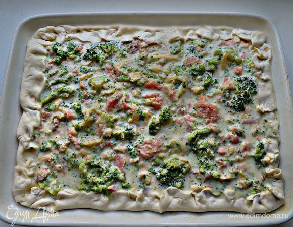 Выложить начинку, разровнять. Тесто загнуть внутрь.