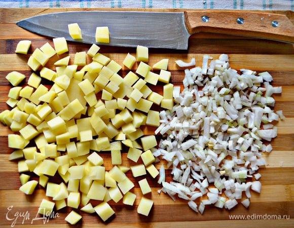 Картофель помыть, очистить и нарезать кубиками. Лук также почистить и мелко порубить.