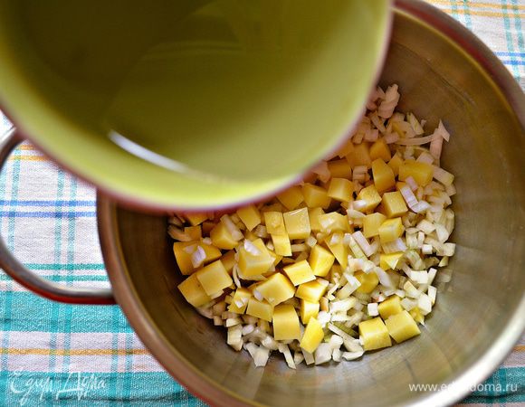 Овощи отварить в небольшом количестве куриного бульона (можно заменить и тем же количеством воды).