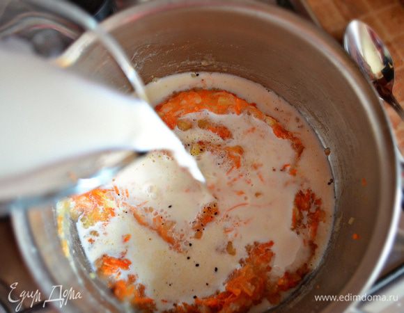 Добавить молоко, довести до кипения и варить на маленьком огне, постоянно помешивая 7 минут, до готовности моркови.