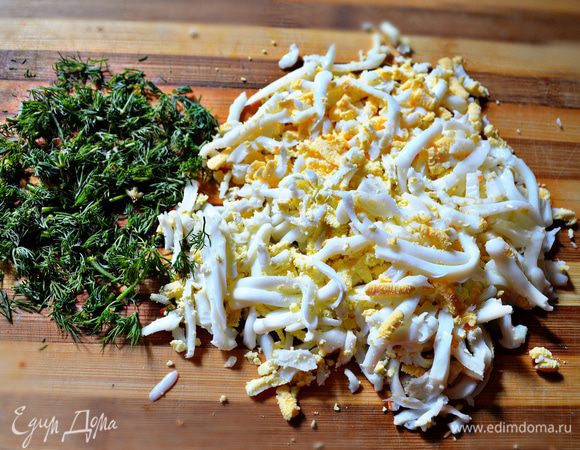 Яйца сварить "в крутую, очистить и натереть на крупной тёрке. Укроп мелко порубить и вместе с яйцами добавить в суп. Дать супу прокипеть 3 минуты и выключить огонь. 