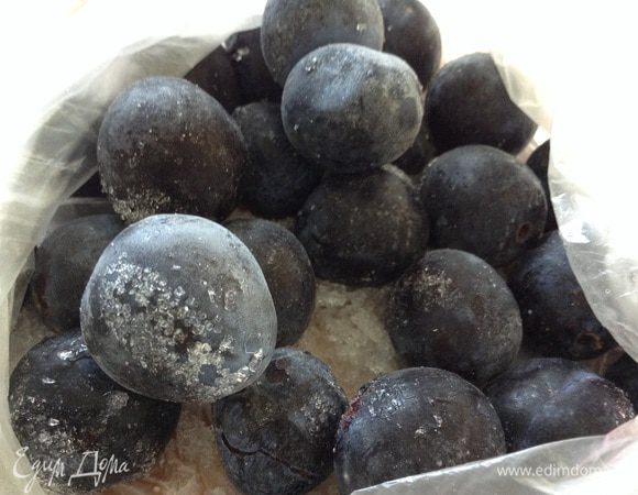 В 5-литровую кастрюлю налить 4 литра воды.
Положить терн, стебли ревеня и сахар.